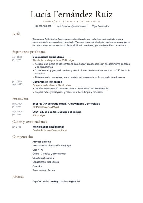 CV de ejemplo de Lucía, 23 años (Primer empleo · atención al cliente), plantilla Editorial. Persona ficticia.